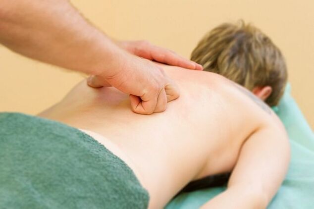 After the examination, specialists prescribe a special massage for the treatment of thoracic osteochondrosis